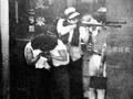 18�q日本少年�⒕��Z��，劫持人�|�c600警察交火，�p方�B�_180��